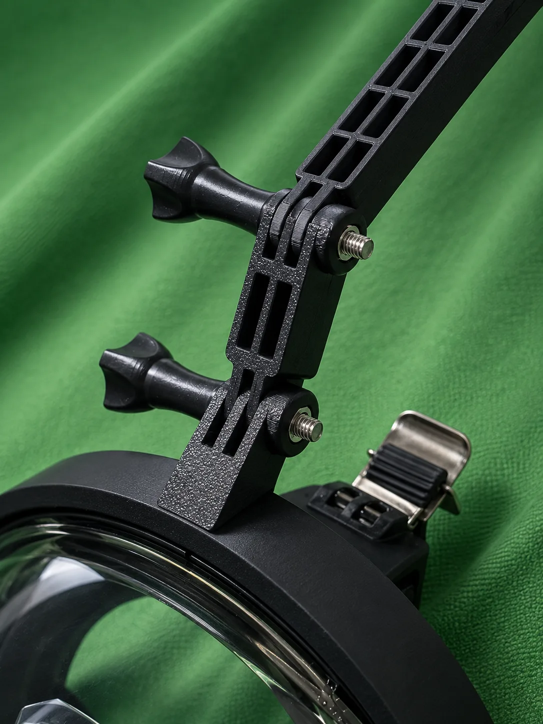 Close-up of the articulated bracket with its thumb screws